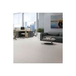Baldosa 50x50 Portland Plus gris satinado Pisoforte, instalada en el piso de una oficina moderna con muebles oscuros