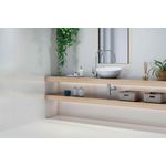 Azulejo 20 x 60 blanco brillo mono Halcón Cerámicas, instalado en paredes de baño con lavamanos y repisas de madera