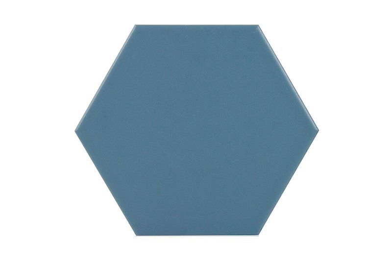 Azulejo 15 x 17 Opal hexagonal tormenta mate Estudio Cerámico, vista frontal de una sola pieza sobre fondo blanco