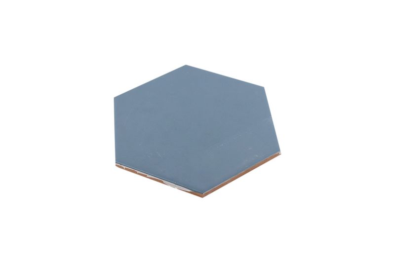 Azulejo 15 x 17 Opal hexagonal tormenta mate Estudio Cerámico, vista en ángulo desde arriba sobre fondo blanco