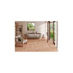 Baldosa 20 x 120 madera Bondi FDX natural madera Porcelanite, instalada en el piso de un baño con tina y silla