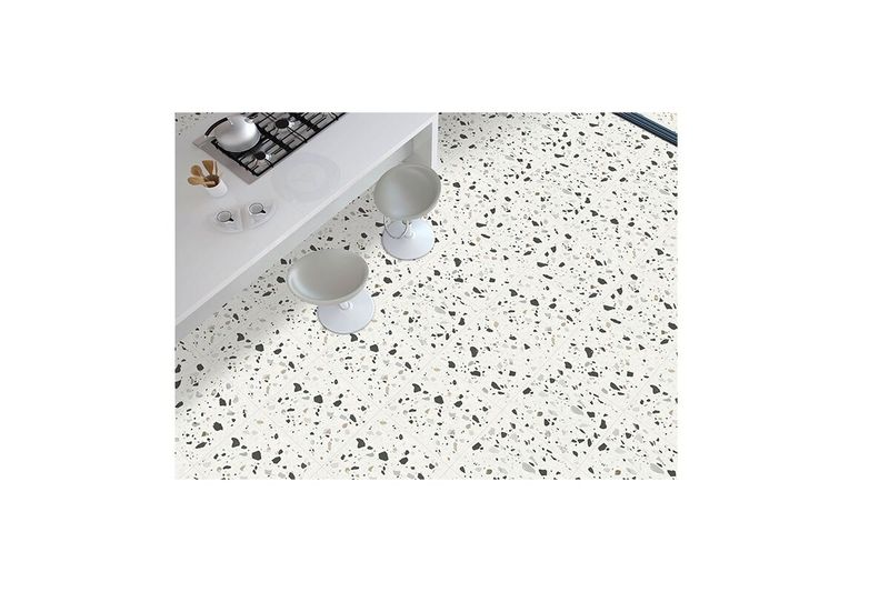 Porcelanato 60 x 60 terrazo 1022 blanco gris mate SINSA, instalado en piso de cocina con muebles y bancos blancos