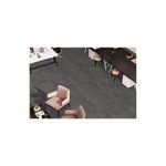 Porcelanato 60x60 California Nero mate SINSA, instalado en piso de oficina con escritorios y sillas beige