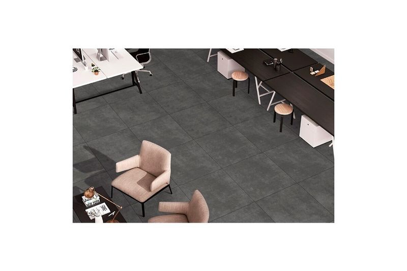 Porcelanato 60x60 California Nero mate SINSA, instalado en piso de oficina con escritorios y sillas beige