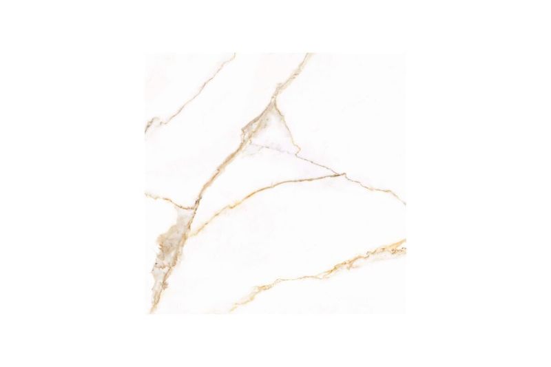 Baldosa 54 x 54 Florence blanco mármol brillante Serra Azul, primer plano del veteado en tonos beige sobre fondo blanco
