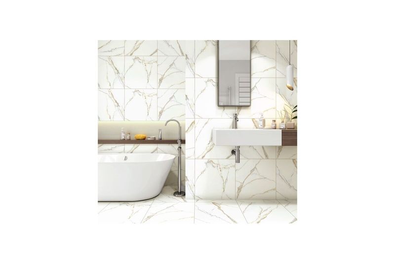 Baldosa 54 x 54 Florence blanco mármol brillante Serra Azul, instalada en piso y paredes de un baño con tina y lavamanos