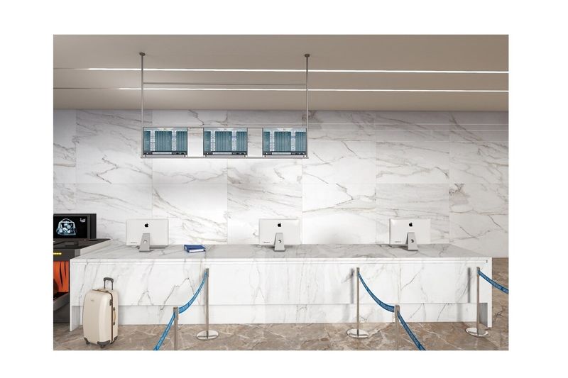Porcelanato 120x120 Gold Calacatta súper brillante Sunheart, aplicado en paredes y mostrador de una oficina moderna