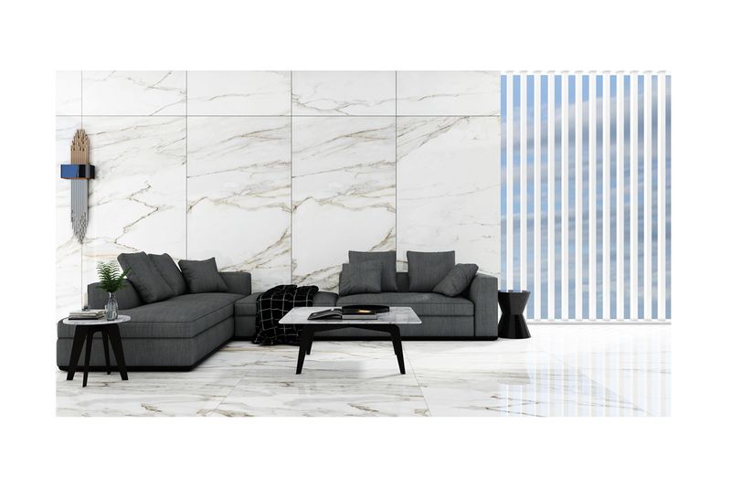 Porcelanato 120x120 Gold Calacatta super brillante Sunhearrt, ambientación de sala con sofá gris y piso brillante