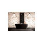 Porcelanato 60x120 Aura Gold Mármol Brillante Sunheart, instalado en paredes de baño con tina negra y tonos dorados