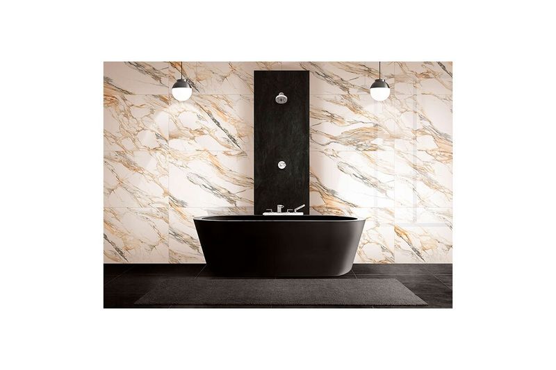 Porcelanato 60x120 Aura Gold Mármol Brillante Sunheart, instalado en paredes de baño con tina negra y tonos dorados