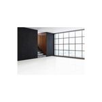 Porcelanato 60x60 D.G. White blanco mono BR rect Sunhearrt, aplicado en piso de interior junto a pared negra y ventanal