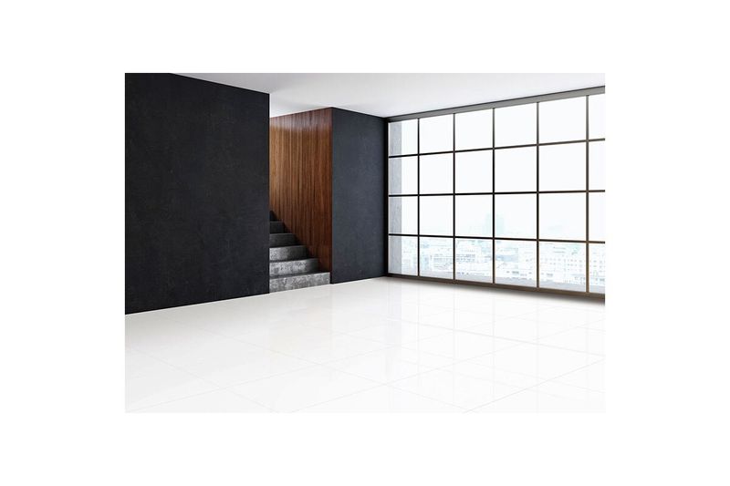 Porcelanato 60x60 D.G. White blanco mono BR rect Sunhearrt, aplicado en piso de interior junto a pared negra y ventanal