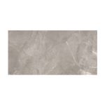 Porcelanato 60 x 120 Adobe Graphite Mármol brillante Sunhearrt, primer plano de la pieza con vetas grises y blancas
