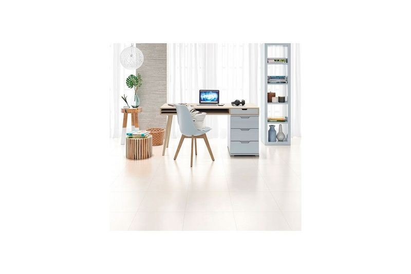 Baldosa 45 x 45 Esset Gray HD esfumado satinado Cecafi, instalada en el piso de una oficina con escritorio y silla