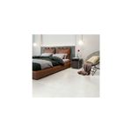 Baldosa 45x45 Grimes HD gris esfumado satinado Fioranno, instalada en el piso de una habitación con cama y silla