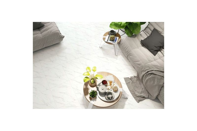 Baldosa 45x45 Medel HD blanco mármol BR Fioranno, vista cenital de piso instalado en sala con muebles y plantas