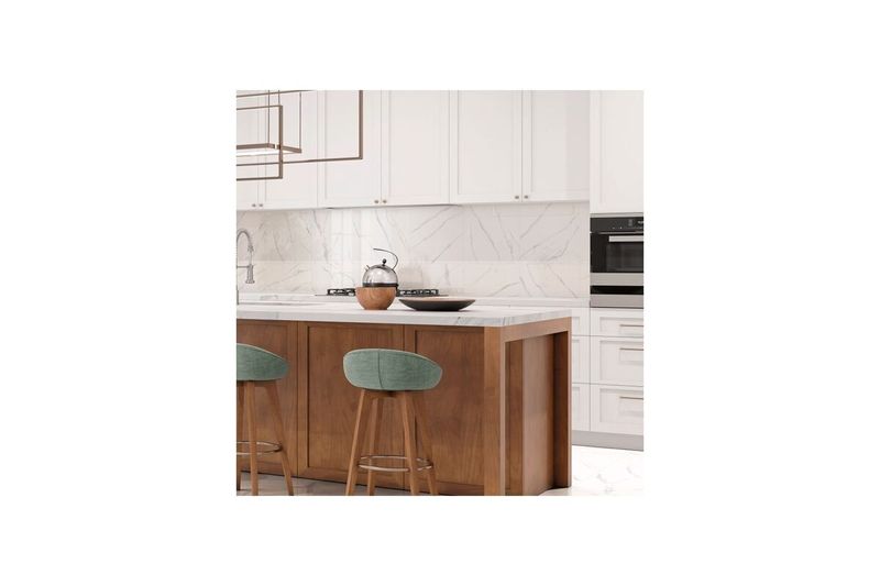 Azulejo 32 x 57 vino HD blanco mármol brillante Idealle, instalado como salpicadero en una cocina con muebles blancos