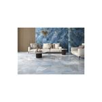 Porcelanato 60x120 G.Oni perla mármol alto brillo Geotiles, ambientación de sala con piso instalado y pared azul