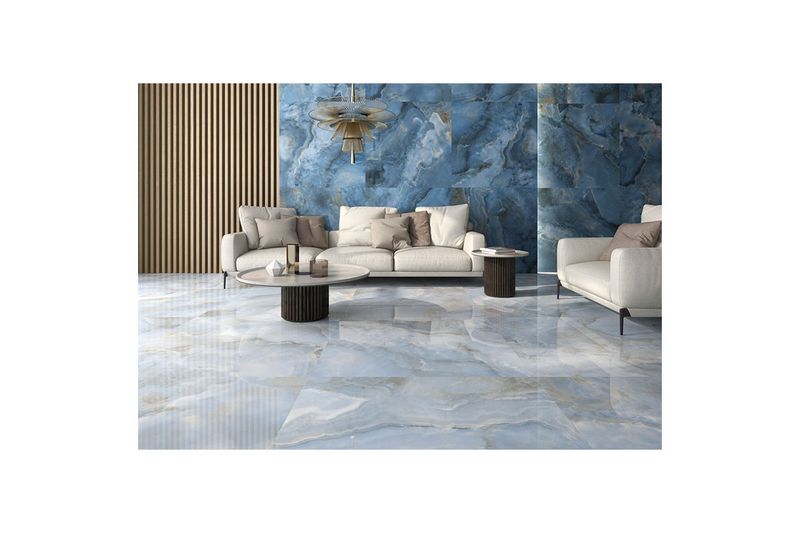 Porcelanato 60x120 G.Oni perla mármol alto brillo Geotiles, ambientación de sala con piso instalado y pared azul