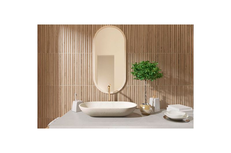 Azulejo 40x120 Rovere Bark RLV madera rect Pamesa, aplicado en pared de baño con lavamanos, espejo y planta decorativa
