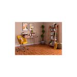 Baldosa 36x36 Pecan rojo madera Geo Porcelanite, instalada en el piso de una oficina con escritorio y silla amarilla