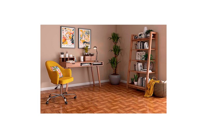 Baldosa 36x36 Pecan rojo madera Geo Porcelanite, instalada en el piso de una oficina con escritorio y silla amarilla