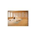 Baldosa 55x55 madera Tanami beige natural FD mate Porcelanite, ambientación de piso en salón tipo zen con colchonetas