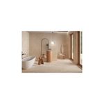 Porcelanato 60x120 Rapolano Pietra Sand mate rect Pamesa, ambientación de baño con tina blanca y muebles de madera