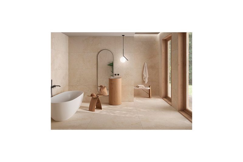 Porcelanato 60x120 Rapolano Pietra Sand mate rect Pamesa, ambientación de baño con tina blanca y muebles de madera