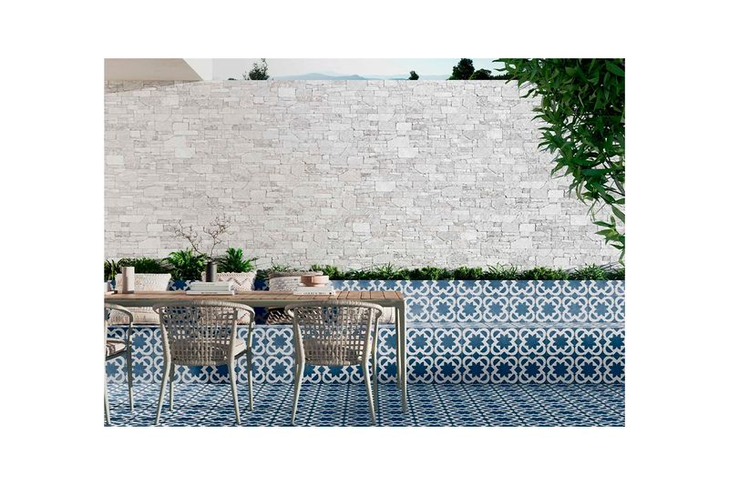Porcelanato gres hidráulico Fez Blue 44.2 x 44.2 Realonda, aplicado en piso y pared de terraza con muebles de exterior