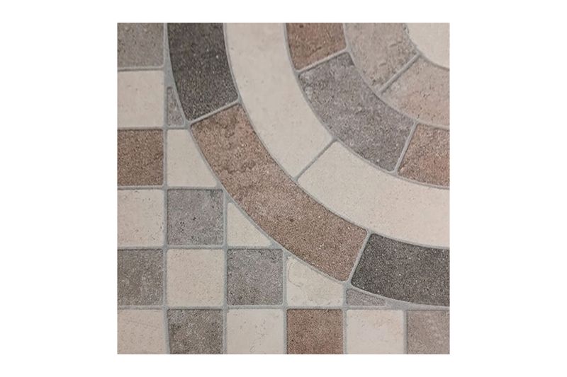 Baldosa 34 x 34 Ravena geométrico rústico mate Florentina, primer plano del diseño con mosaicos en tonos beige y gris