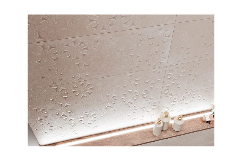 Azulejo 30 x 90 Arduin Art Deco sand mate rect Sinsa, instalado en pared con relieve geométrico y accesorios decorativos