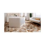 Baldosa 45 x 45 Ginebra madera geométrico Hispacensa, instalada en el piso de un ambiente moderno con sofá blanco