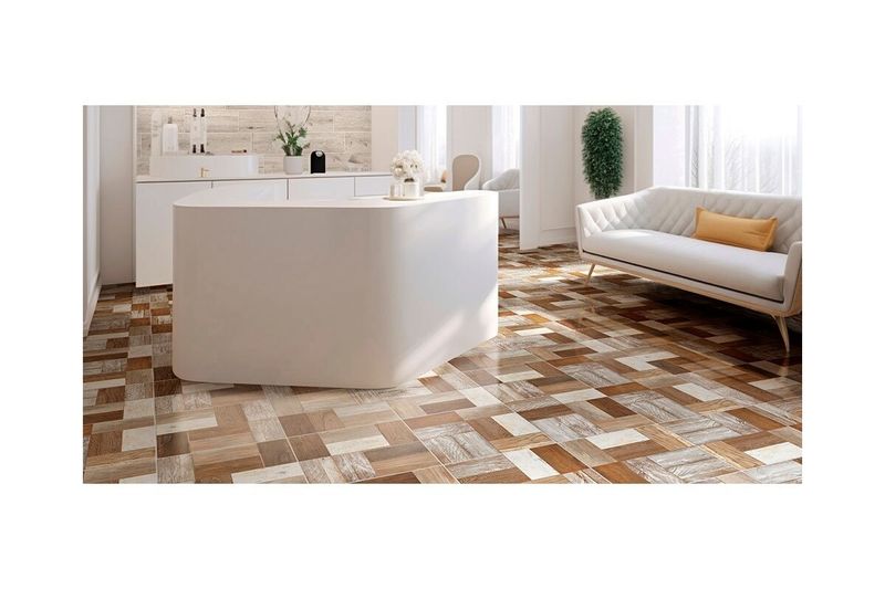 Baldosa 45 x 45 Ginebra madera geométrico Hispacensa, instalada en el piso de un ambiente moderno con sofá blanco