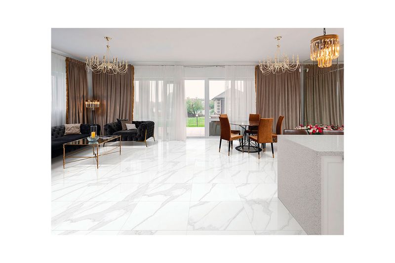 Porcelanato 60x60 mármol Satvario Royal rectificado brillante Sunhearrt, instalado en piso de sala y comedor blanca