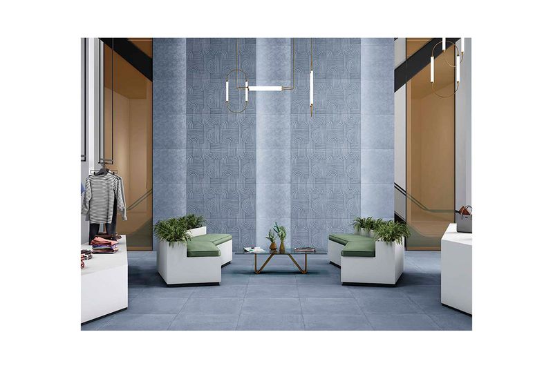 Porcelanato 60x60 Poetry azul mate rectificado Sunhearrt, ambientación de sala con piso y pared revestida en azul