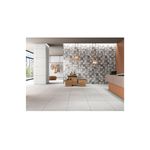 Porcelanato 60 x 60 Poetry Grigio mate rect Sunhearrt, aplicado en piso de una tienda con muebles y ropa al fondo