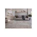Baldosa 55 x 55 Valterri gris mármol brillante Porcelanite, instalada en el piso de una sala con sofá y muebles modernos