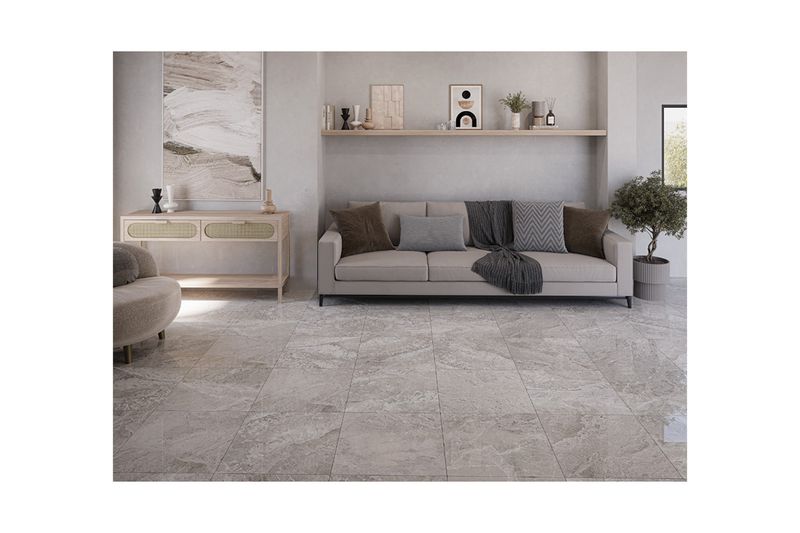 Baldosa 55 x 55 Valterri gris mármol brillante Porcelanite, instalada en el piso de una sala con sofá y muebles modernos