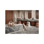 Baldosa 55x55 Ventea olivo mármol brillante Porcelanite, ambiente de spa con el producto instalado en piso y mobiliario