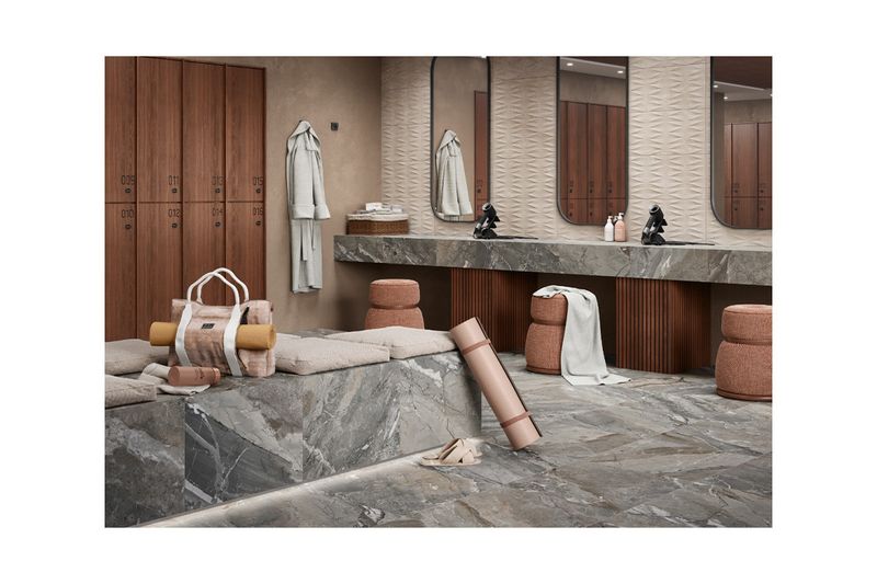 Baldosa 55x55 Ventea olivo mármol brillante Porcelanite, ambiente de spa con el producto instalado en piso y mobiliario