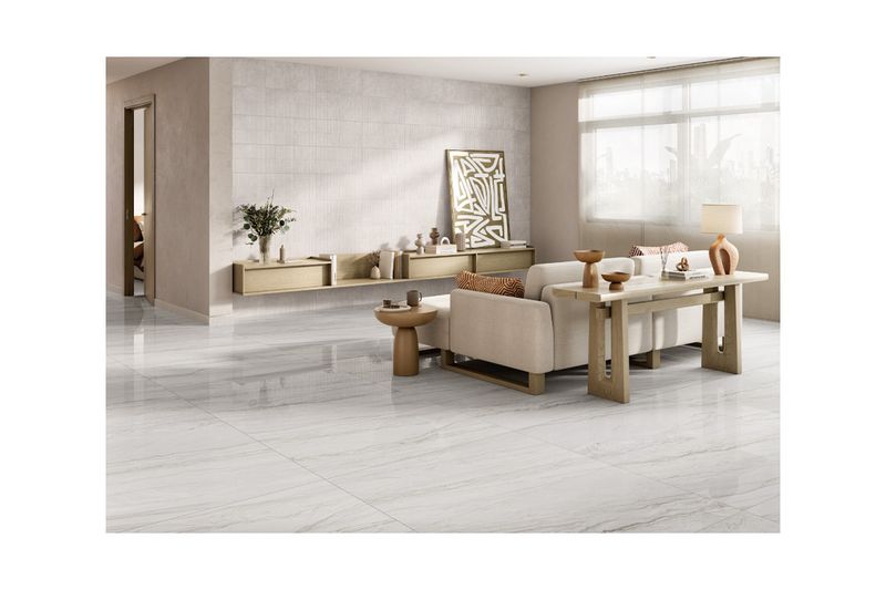 Baldosa 59.3x119 Naica gris mármol satinado rect Porcelanite, instalada en piso de sala con muebles modernos