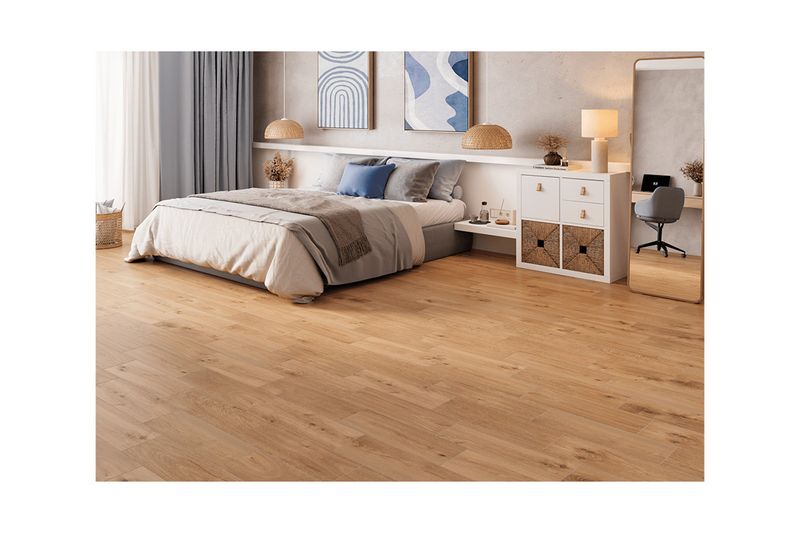 Baldosa 18 x 55 madera Roots natural mate Porcelanite, vista aplicada en piso de habitación con cama y mobiliario
