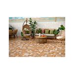 Baldosa 55x55 Donatto Mix rojo rústico mate Lamosa, ambientación de terraza exterior con muebles de mimbre y plantas