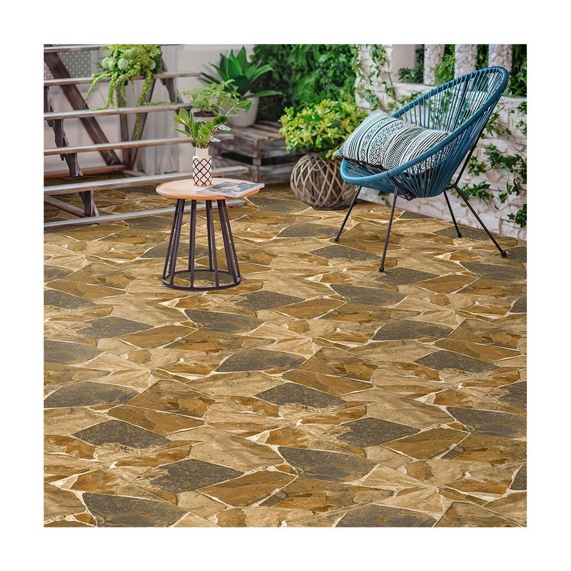 Baldosa 60x60 Aruzha natural piedra mate San Lorenzo, instalada en piso de terraza con silla azul y mesa auxiliar