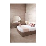 Porcelanato 90x90 Zen beige mate rect Metropol, ambiente de dormitorio instalado en piso y paredes