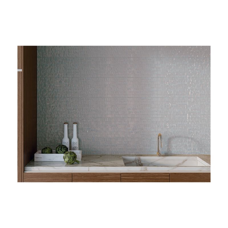 Azulejo 30x90 Sunrise lavanda brillante rectificado Keraben, instalado en pared de cocina con texturas onduladas