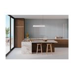 Azulejo 30x90 Sunrise lavanda brillante rectificado Keraben, ambientado en pared de cocina con isla de mármol y madera