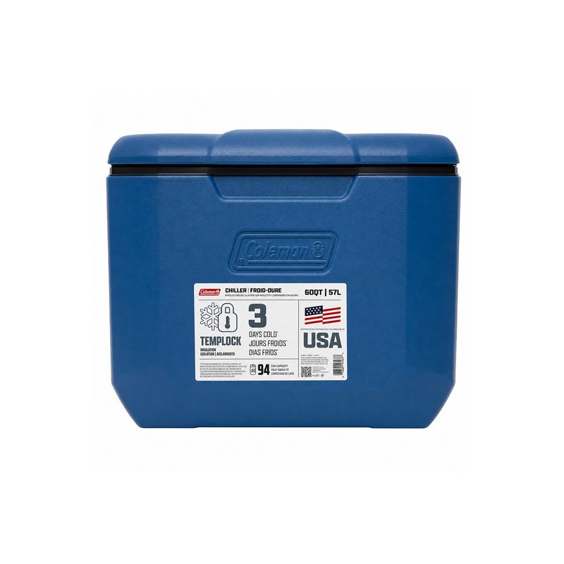 Hielera serie Chiller 60 qt con ruedas azul Coleman, vista frontal del cuerpo y tapa cerrada con etiqueta informativa