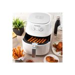 Freidora de aire grande 3.5 lts blanca Black+Decker, abierta con palitos de queso en su interior y acompañamientos